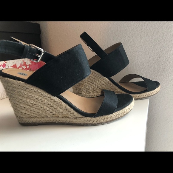 Shoes - ☀️ Black and Tan wedges ☀️